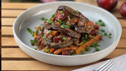 Tatlı tuzlu ekşi bir lezzet bombası: Mürdüm erikli lokum et Tatlı tuzlu ekşi bir lezzet bombası: Mürdüm erikli lokum et