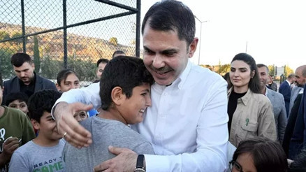 Bakan Kurum, çocuklarla halı saha maçı yaptı