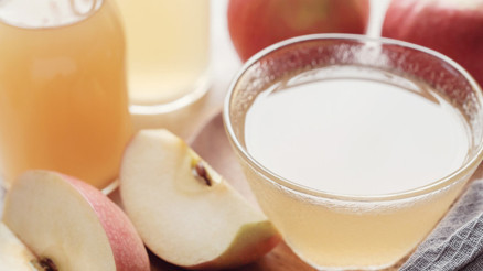 En doğal ve katkısız haliyle kolayca hazırlanıyor Birkaç malzeme ile evde elma sirkesi yapımı... En doğal ve katkısız haliyle kolayca hazırlanıyor Birkaç malzeme ile evde elma sirkesi yapımı...