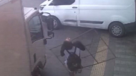 İstanbulda akılalmaz olay: 1. kattan üniversite öğrencisinin başına düştü... O anlar kamerada