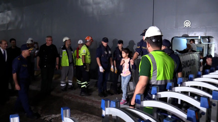 Lübnandan tahliye edilen sivilleri taşıyan TCG Sancaktar Mersine ulaştı