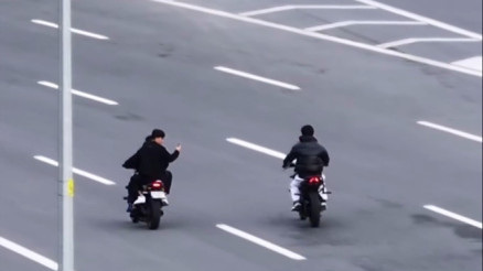 Yer İstanbul Motosikletliler kaçtı polis kovaladı Yer İstanbul Motosikletliler kaçtı polis kovaladı