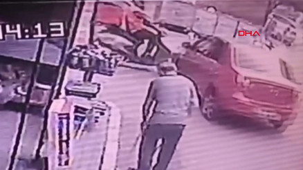Kaza anı saniye saniye kamerada Otomobille motosiklet böyle çarpıştı