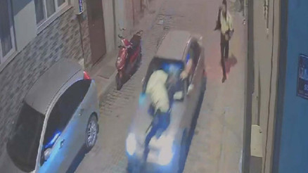 Dur ihtarına uymayan sürücü aracını polisin üzerine sürdü Polisi, aracının kaputunda 3 kilometre götürdü Dur ihtarına uymayan sürücü aracını polisin üzerine sürdü Polisi, aracının kaputunda 3 kilometre götürdü