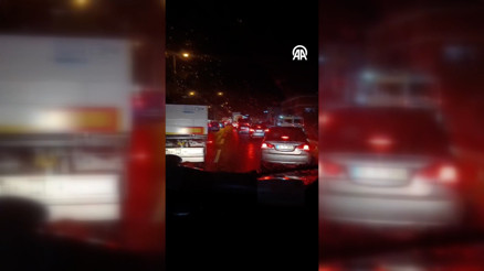 Görüntüler Düzceden... Sürücüler fermuar yöntemiyle ambulansa yol verdi