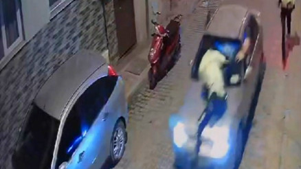 Kendisini durdurmaya çalışan polisi, aracının kaputunda götürdü Bakan Yerlikaya duyurdu: Gözaltına alındı Kendisini durdurmaya çalışan polisi, aracının kaputunda götürdü Bakan Yerlikaya duyurdu: Gözaltına alındı