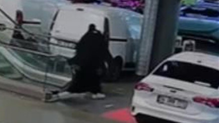 Esenyurt’ta çarşaf giyip otomatik silahla oto galeriye kurşun yağdırdı