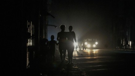 Karanlığa gömülen Kübada tropik fırtına