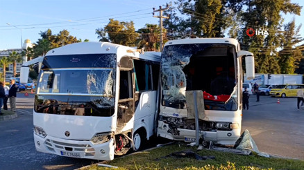 Antalyada otel çalışanlarını taşıyan servis araçları çarpıştı: 13 yaralı