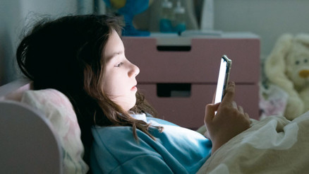 Çocuklar gözlerini ekrandan alamıyor Çocuklar gözlerini ekrandan alamıyor