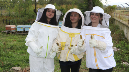 Öğrenciler kendi arılarıyla bal üretiyor Öğrenciler kendi arılarıyla bal üretiyor