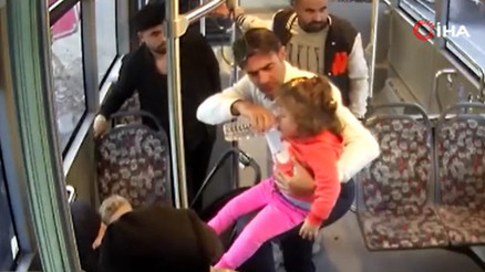 Otobüste panik anları... Boğulma tehlikesi geçiren 2 yaşındaki çocuğun hayatını kurtardı Otobüste panik anları... Boğulma tehlikesi geçiren 2 yaşındaki çocuğun hayatını kurtardı