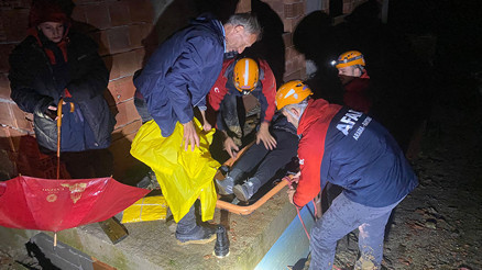 Rizede sağanak sonrası heyelan riski: Mahsur kalan 5 kişi kurtarıldı
