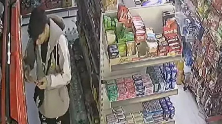 Arnavutköy’de Dubai çikolatası hırsızlığı güvenlik kamerasına yansıdı