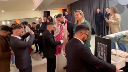 Düğünde ilginç sürpriz... Mezar taşı ve acı kaybımız yazılı çelenkle gelip helallik aldılar