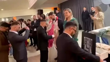 Trabzon’da düğünde ilginç görüntüler... Evlenen arkadaşlarına mezar taşı yaptırdılar