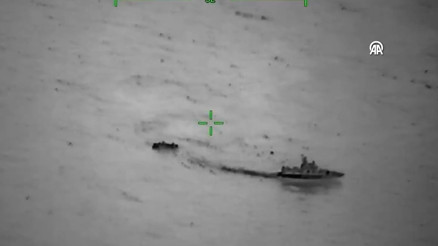 Yunanistanın denize bıraktığı bottaki düzensiz göçmenleri Türkiye kurtardı