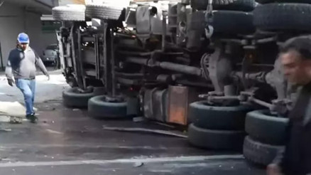 İstanbulda yol bakım kamyonu 8 araca çarptı Kaza anı kamerada