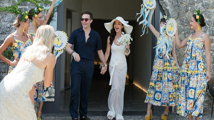 Muhteşem düğünleri hala dillerde… Ünlü çift elini çabuk tutmuş… Gelinliğini giydiğinde çoktan hamileymiş Muhteşem düğünleri hala dillerde… Ünlü çift elini çabuk tutmuş… Gelinliğini giydiğinde çoktan hamileymiş