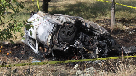 Taklalar atıp yanan otomobildeki 2 kişi hayatını kaybetti