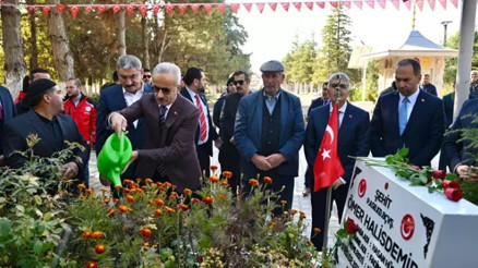 Ulaştırma ve Altyapı Bakanı Uraloğlu, Şehit Ömer Halisdemir’in kabrini ziyaret etti