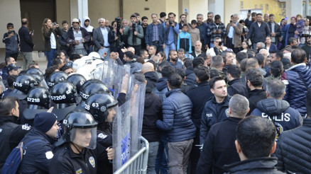 Halfeti Belediyesi önündeki taşlı saldırıda 2 polis yaralandı
