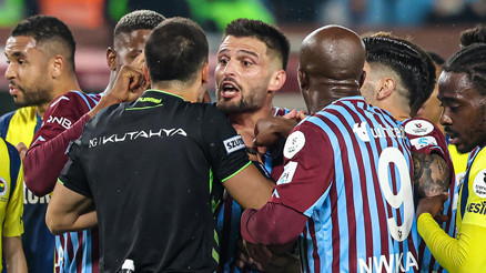 İşte Trabzonspor - Fenerbahçe maçında Oğuzhan Çakır ile Atilla Karaoğlan arasındaki konuşmalar VAR uyardı, 2 penaltı kararı çıktı