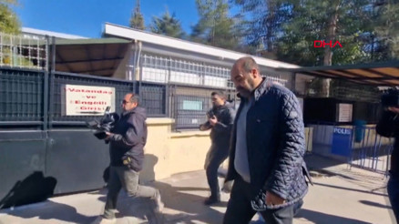 Narin Güranın babası Arif Güran, taburcu olduktan sonra adliyeye geldi