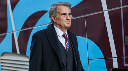 Trabzonspor’da 4 futbolcu kadro dışı Üst üste alınan mağlubiyetlerin ilk faturası kesildi Trabzonspor’da 4 futbolcu kadro dışı Üst üste alınan mağlubiyetlerin ilk faturası kesildi