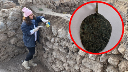 Hadrianopolis Antik Kenti’nde Hz. Süleyman’ın resmedildiği kolye ucu bulundu... Anadolu arkeolojisinde bu eserin benzeri yok Hadrianopolis Antik Kenti’nde Hz. Süleyman’ın resmedildiği kolye ucu bulundu... Anadolu arkeolojisinde bu eserin benzeri yok