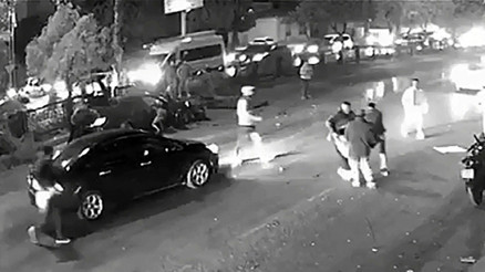 Trafik kazası sonrasında utandıran görüntü: O anlar anbean kamerada... Araçtakiler çıkarılırken eşyaları çaldılar