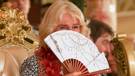 Herkes ona ‘yuva yıkan kadın’ derken sevgisinden vazgeçmedi… Kraliçenin gözyaşları… Büyük aşkın güneşi yakında batacak Herkes ona ‘yuva yıkan kadın’ derken sevgisinden vazgeçmedi… Kraliçenin gözyaşları… Büyük aşkın güneşi yakında batacak