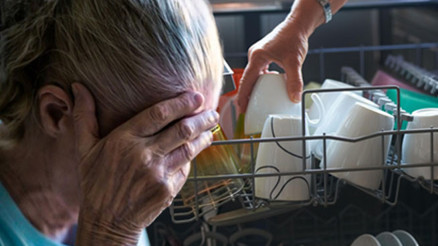 Annesinin bulaşık makinesinden çıkanları yerleştirme şeklinde bir tuhaflık fark etti… 59 yaşında nadir görülen bir demans teşhisi kondu Annesinin bulaşık makinesinden çıkanları yerleştirme şeklinde bir tuhaflık fark etti… 59 yaşında nadir görülen bir demans teşhisi kondu