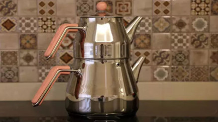 Ayna gibi pırıl pırıl olması için sadece 1 yemek kaşığı yetiyor... Kireçlenen, kararan ve yanan çaydanlıklarınız ışıl ışıl olacak