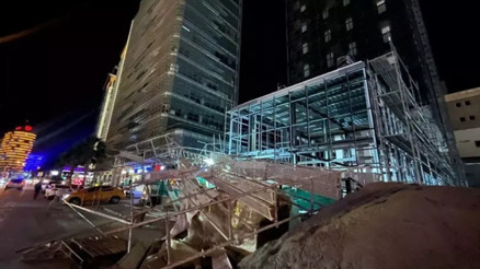 Bursa’da etkili olan lodosta ağaçlar, tabelalar ve inşaat iskelesi devrildi