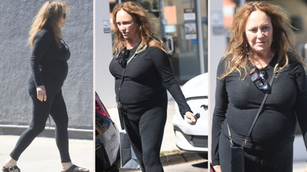 O da bir zamanlar efsaneydi... Akıp giden yıllar geçmişin bütün izlerini sildi O da bir zamanlar efsaneydi... Akıp giden yıllar geçmişin bütün izlerini sildi