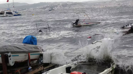 Kocaeli’de sağanak ve fırtına nedeniyle tekneler battı Kocaeli’de sağanak ve fırtına nedeniyle tekneler battı