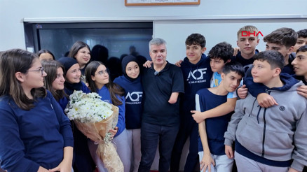 Öğrencilerden engelli öğretmenlerine sürpriz kutlama