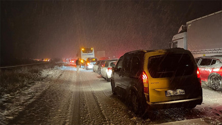 Beklenen kar yağışı başladı: Birçok il beyaza büründü... Anadolu Otoyolunda trafik durdu