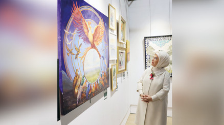 Emine Erdoğan ‘Çınar’ın karma sergisini gezdi