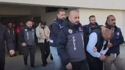 Ankara’da ‘Alo Kredi’ çetesine düzenlenen operasyonlarda 7 kişi tutuklandı Ankara’da ‘Alo Kredi’ çetesine düzenlenen operasyonlarda 7 kişi tutuklandı