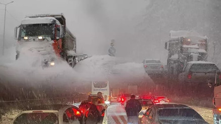 Bolu Dağı geçişinde kar kalınlığı 30 santimetreye ulaştı