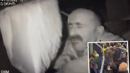 Beyoğlunda halk otobüsü şoförüne taşlı saldırı Korku dolu anlar kamerada Beyoğlunda halk otobüsü şoförüne taşlı saldırı Korku dolu anlar kamerada