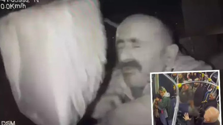 Beyoğlu’nda halk otobüsü şoförüne kaldırım taşlı saldırı güvenlik kamerasında Beyoğlu’nda halk otobüsü şoförüne kaldırım taşlı saldırı güvenlik kamerasında