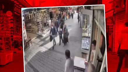 İzmirde şaşkına çeviren olay Yolda yürüyen üniversite öğrencisine tekme attı, esnaftan meydan dayağı yedi