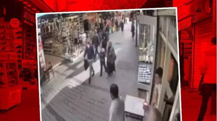 İzmir’de yolda yürürken durduk yere tekme attı, esnaftan meydan dayağı yedi İzmir’de yolda yürürken durduk yere tekme attı, esnaftan meydan dayağı yedi