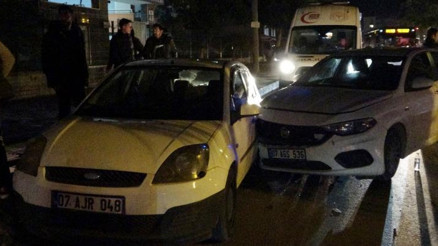 Antalyada yayaya yol veren otomobile çarpan sürücü araçta sıkıştı Sürücüyü vatandaşlar çıkardı Antalyada yayaya yol veren otomobile çarpan sürücü araçta sıkıştı Sürücüyü vatandaşlar çıkardı