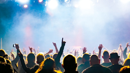 Perdeler aralanıyor, sahne ışıkları açılıyor