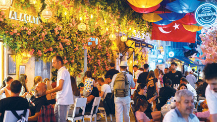 Sahilde eğlence bitmiyor... Azıcık göbek atalım, farklı lezzetleri tadalım