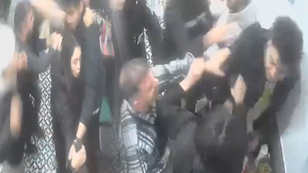 Kokoreççide sevgilisini darbeden şahsa garsonlardan tekme tokat dayak